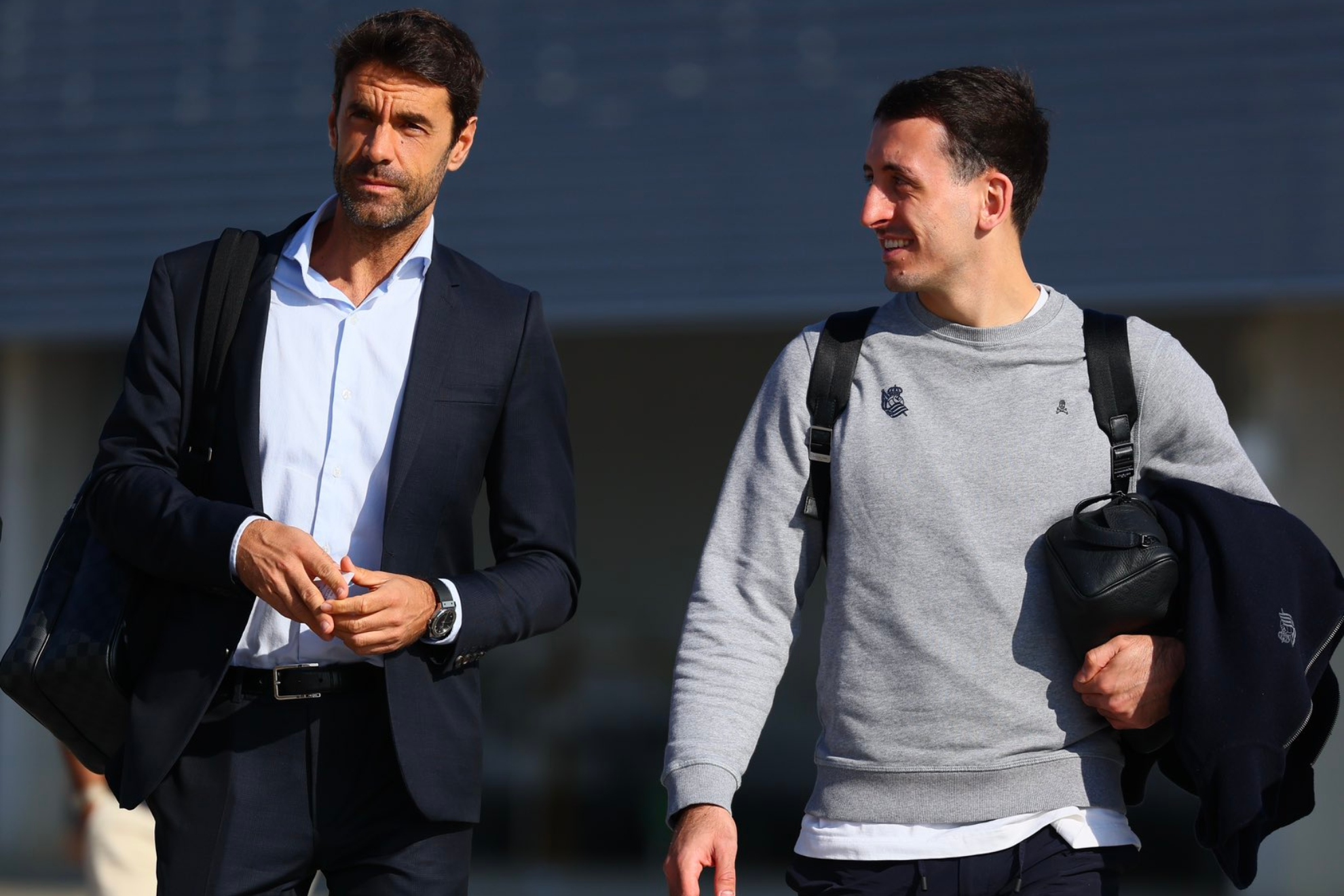 Xabi Prieto conversa con Mikel Oyarzabal, en un viaje de la Real. REAL SOCIEDAD