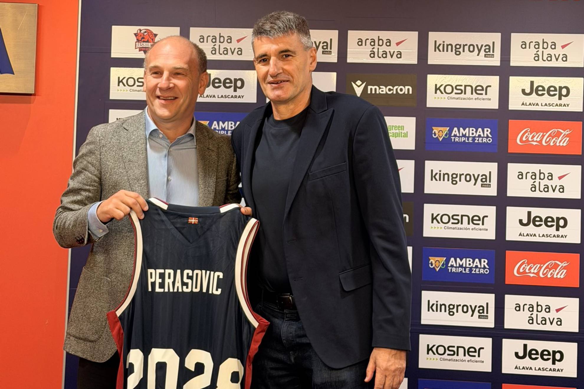 Félix Fernández, director deportivo del Baskonia, y Velimir Perasovic, en la presentación del técnico. @BASKONIA