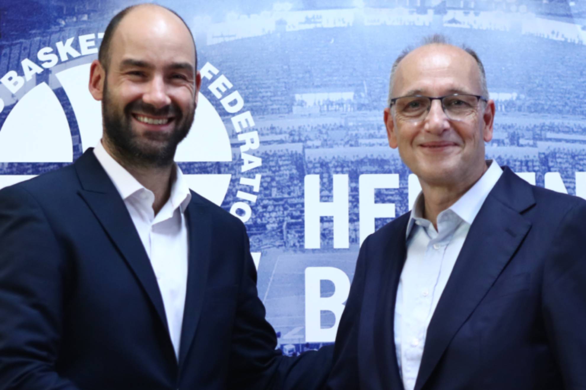 Vangelis Liolios, presidente de la Federación Griega, a la derecha, junto al seleccionador Vassilis Spanoulis.