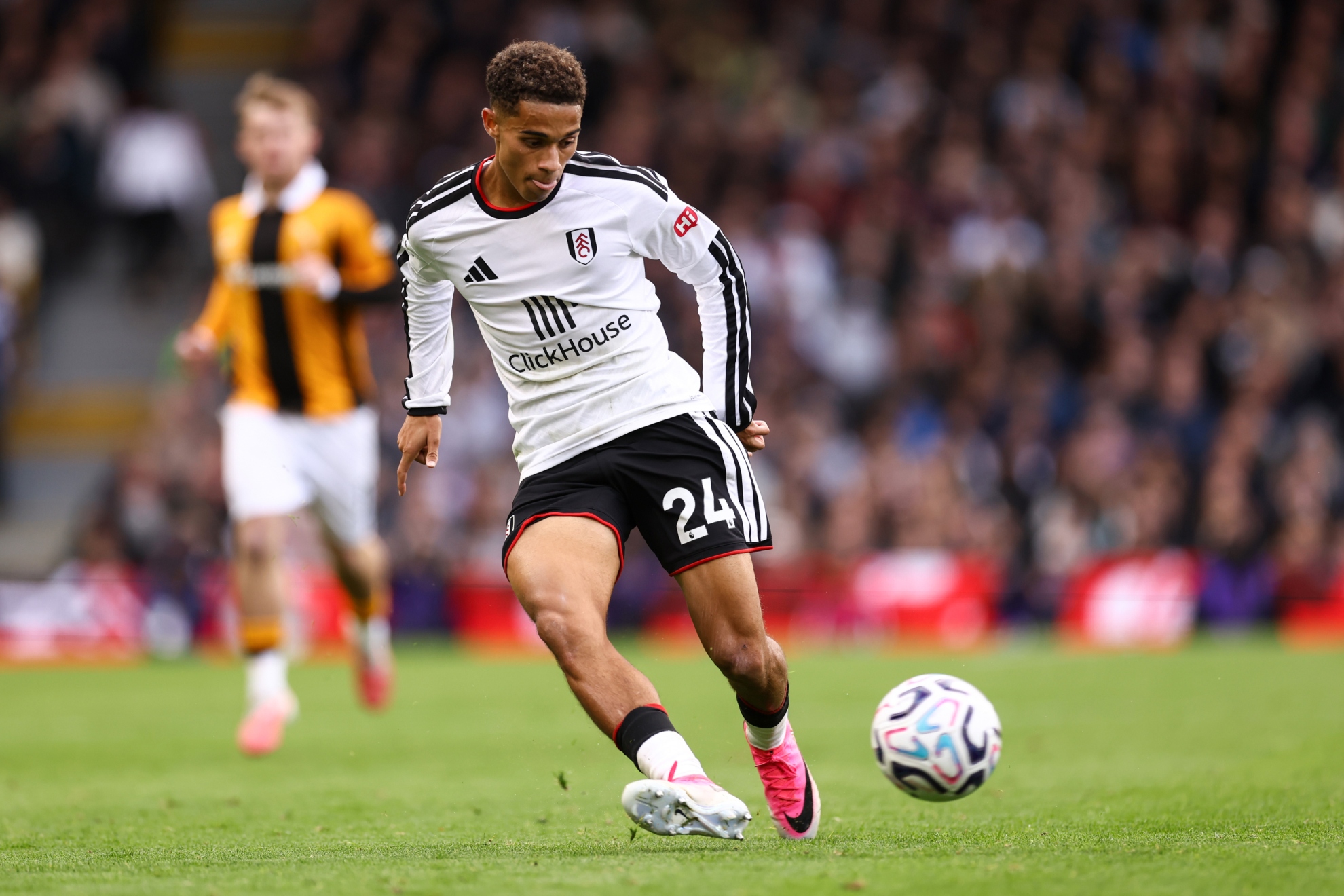 Josh King realiza un pase contra el Hull City. GETTY IMAGES