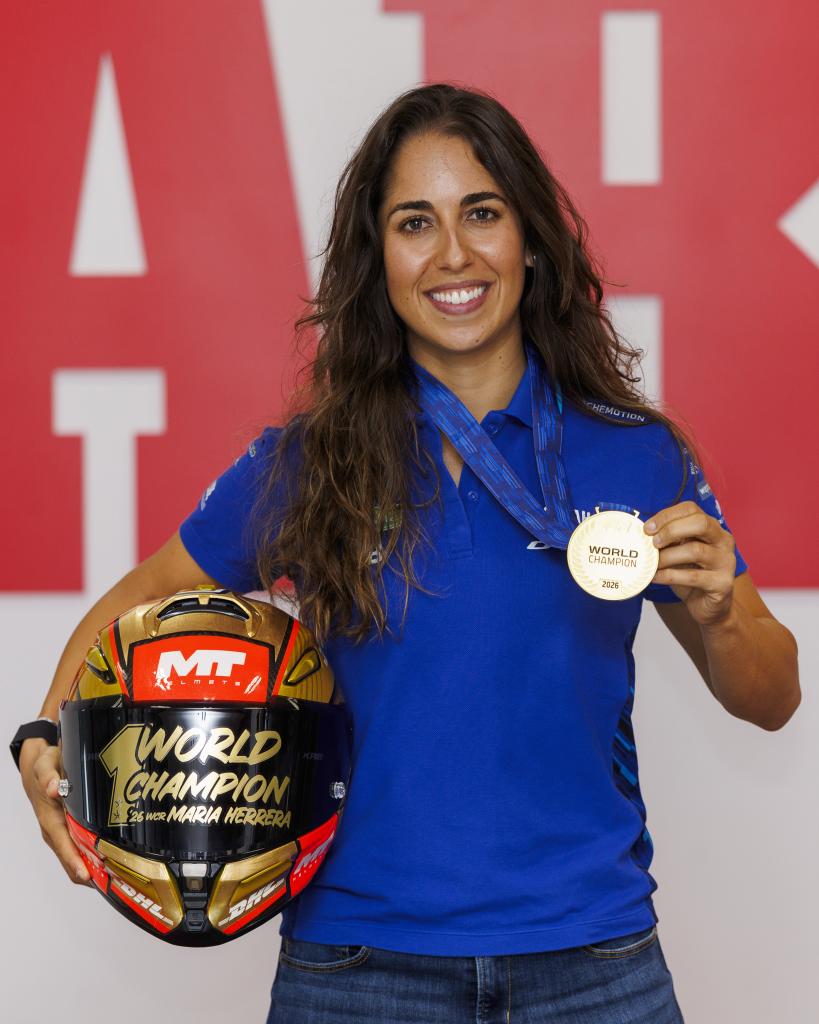 Herrera, con su medalla y casco de campeona.