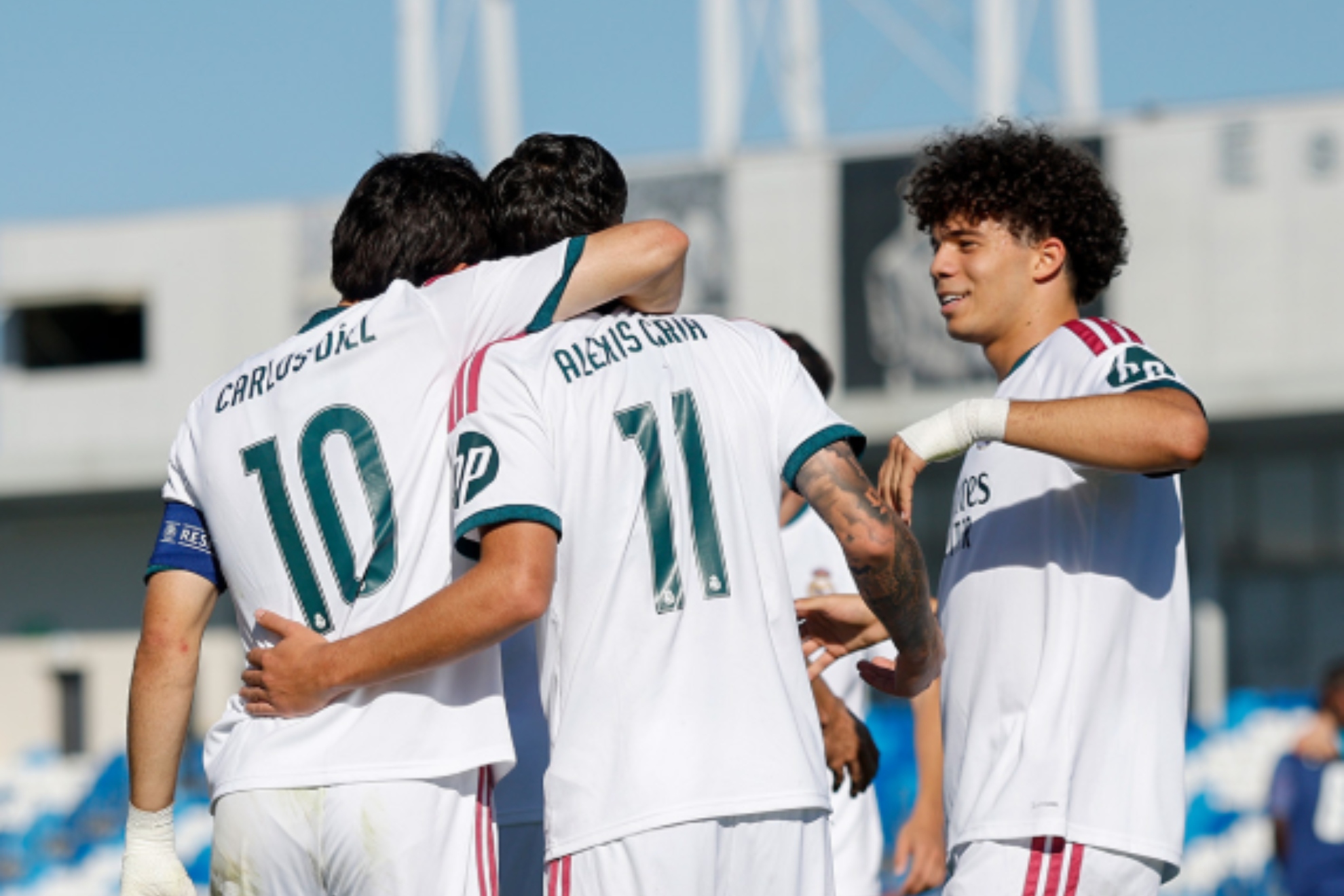 Carlos Díez, Ciria y Enzo Alves celebran uno de los goles del Madrid al Leipzig. REALMADRID.COM