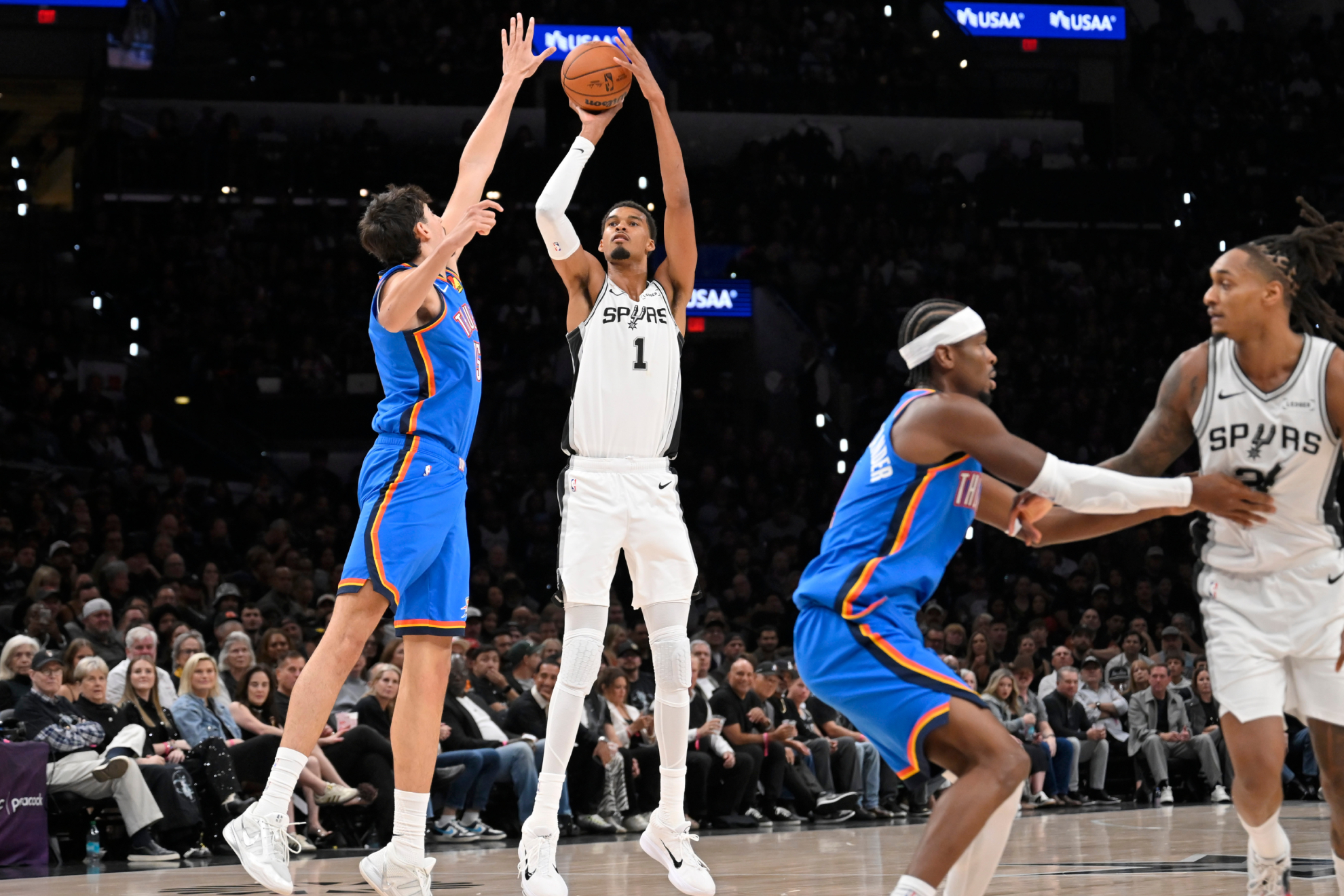 Wembanyama lanza a canasta durante el Spurs-Thunder que abrió la NBA. EFE