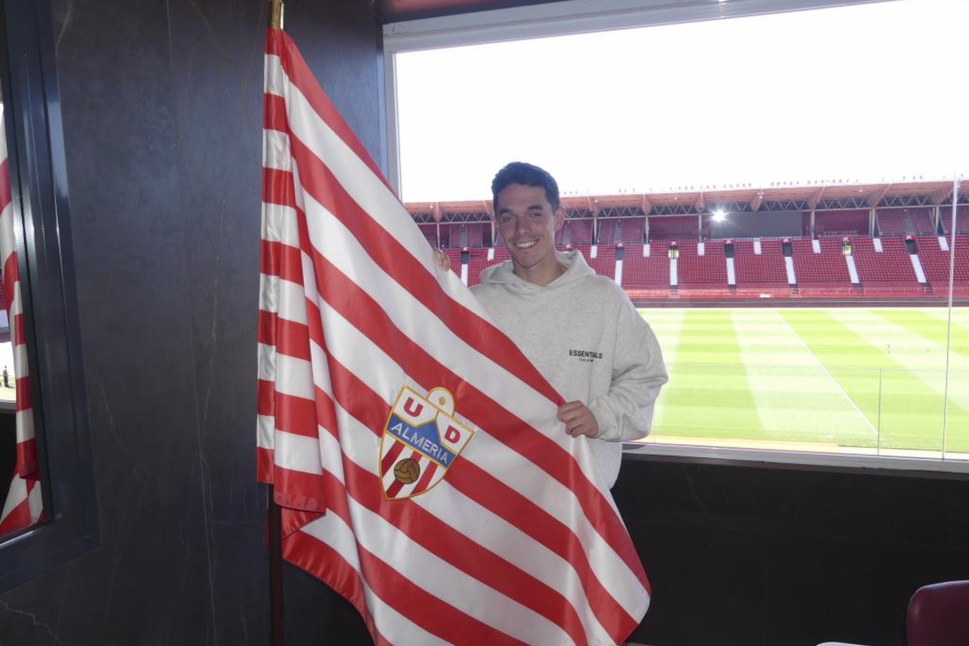 Arribas posa para MARCA con una bandera del Almería. ANTONIO MARTÍNEZ