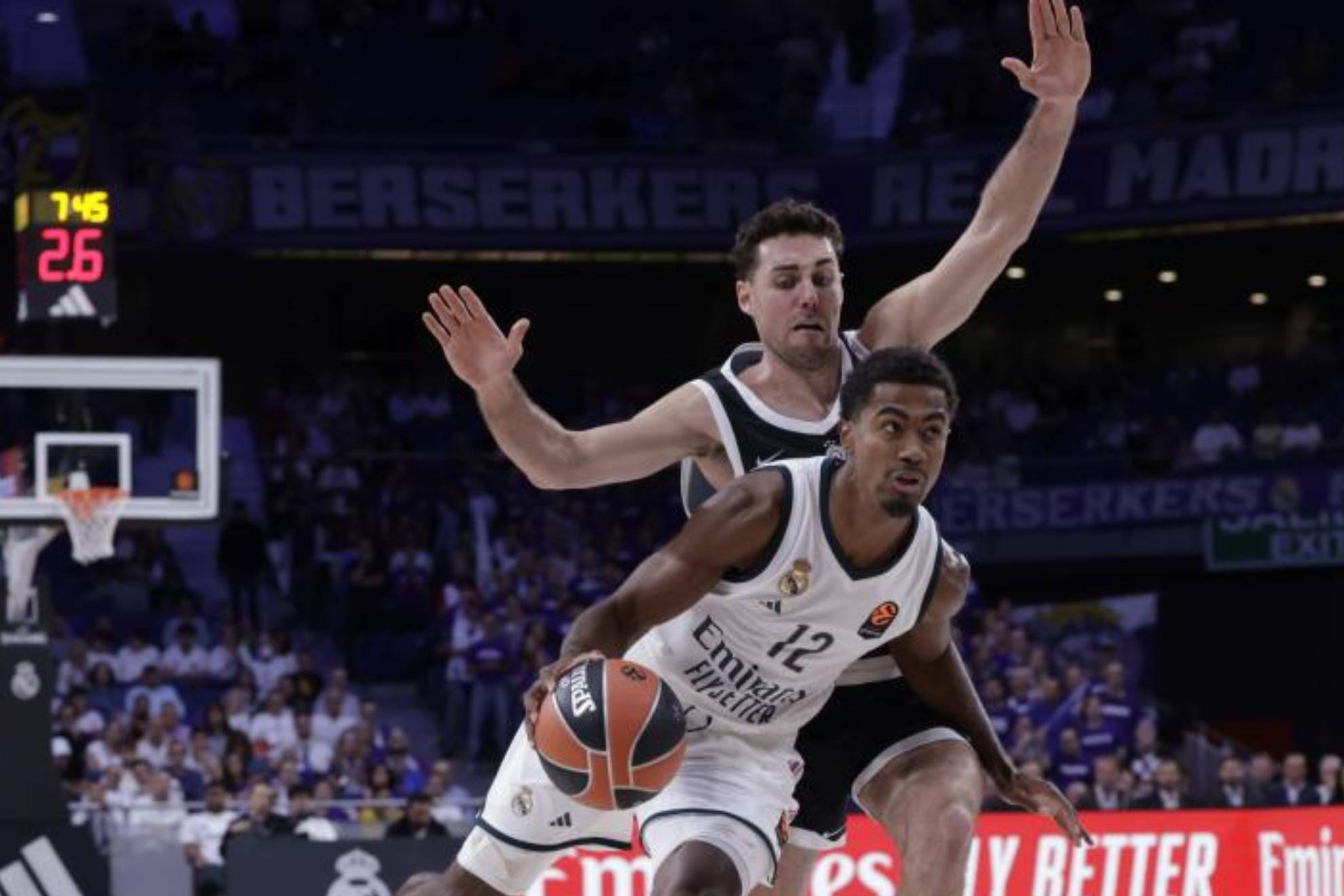 Theo Maledon escapa de la defensa de Alessandro Pajola.
