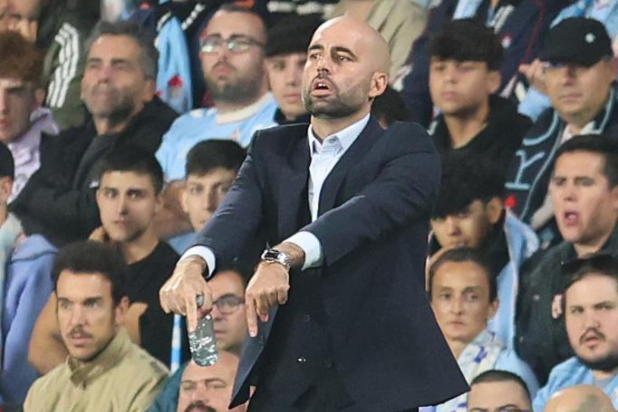 Giráldez da una indicación en un encuentro del Celta.