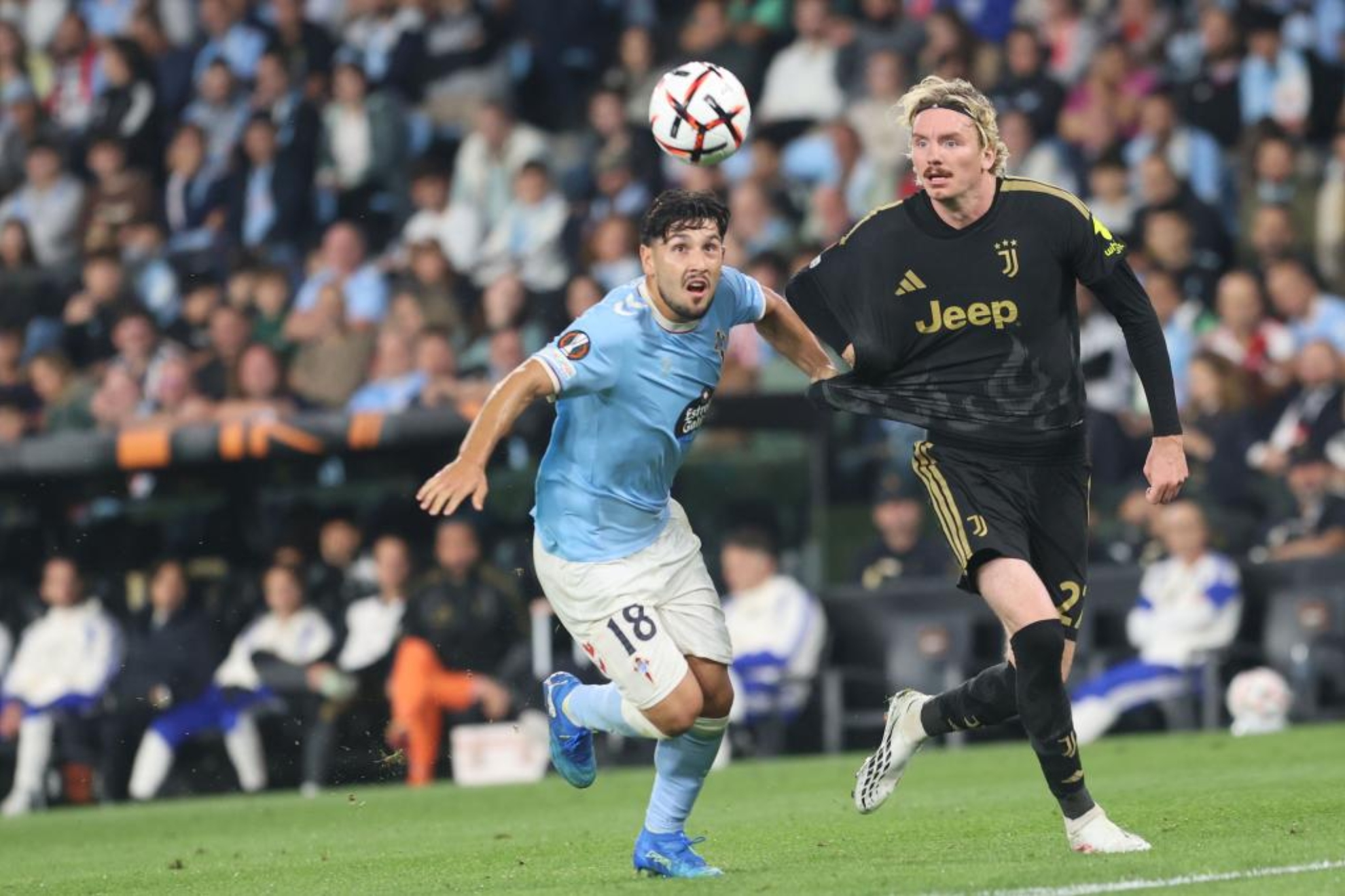 Yoel Lago disputa un balón con Woltemade en el encuentro ante la Juventus. EFE