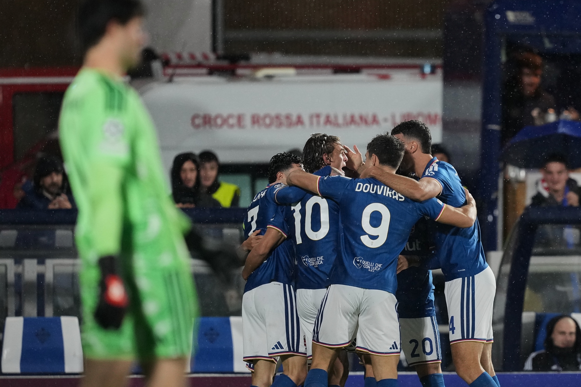 Los jugadores del Como celebran el 1-0. LAPRESSE.