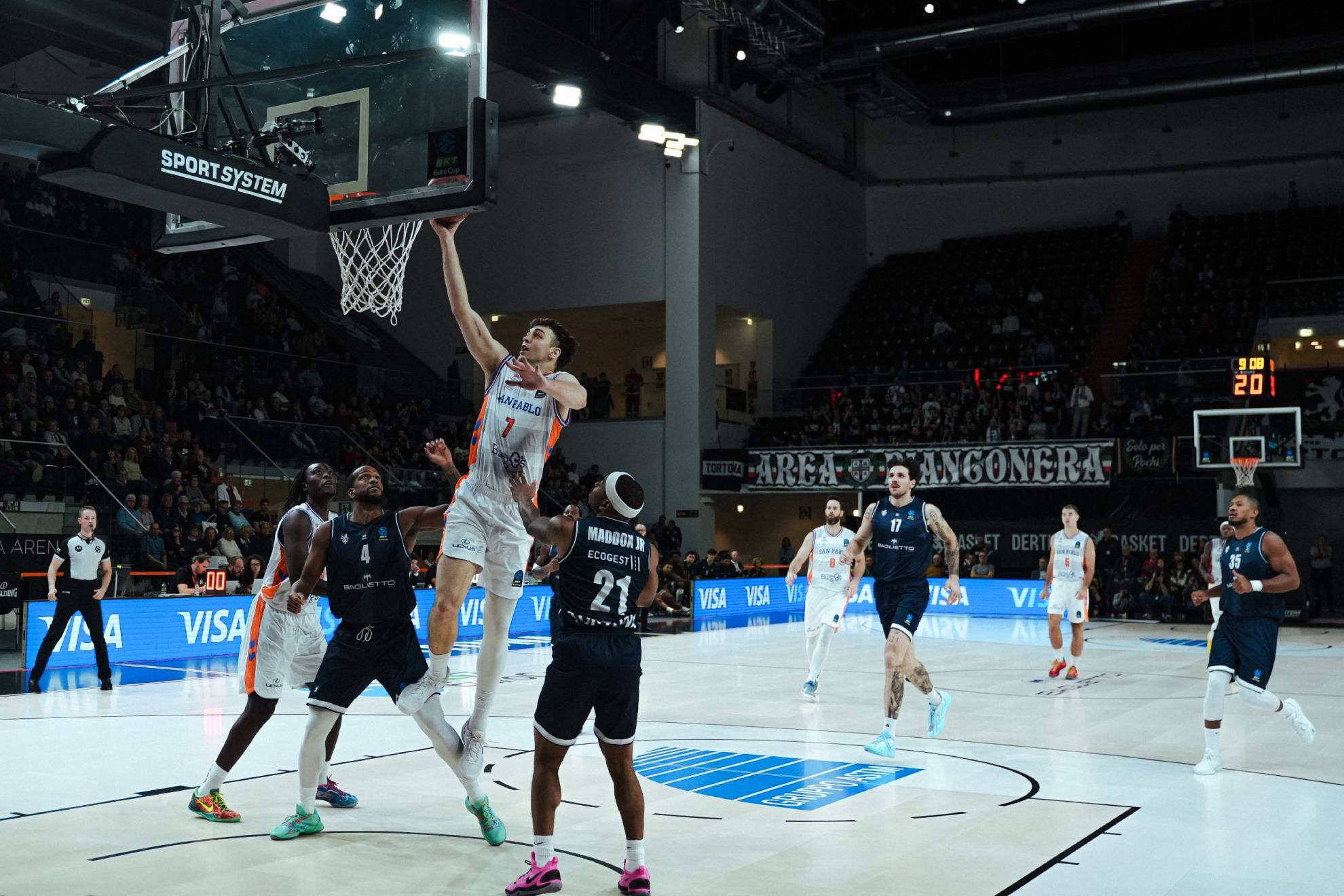 Balsa Koprivica hace una entrada a canasta. @SanPabloBurgos