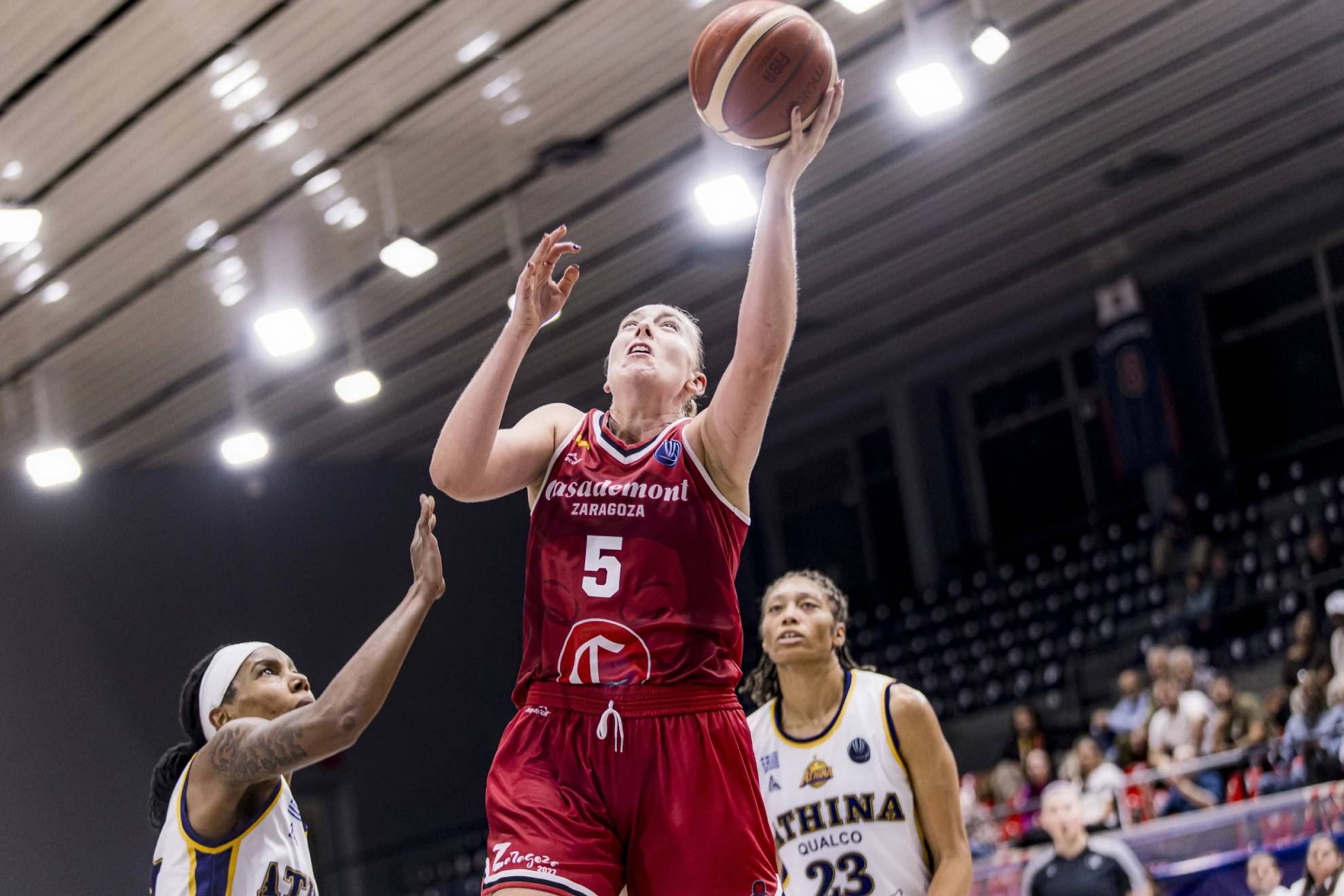 Merrit Hempe hace una entrada a canasta. FIBA