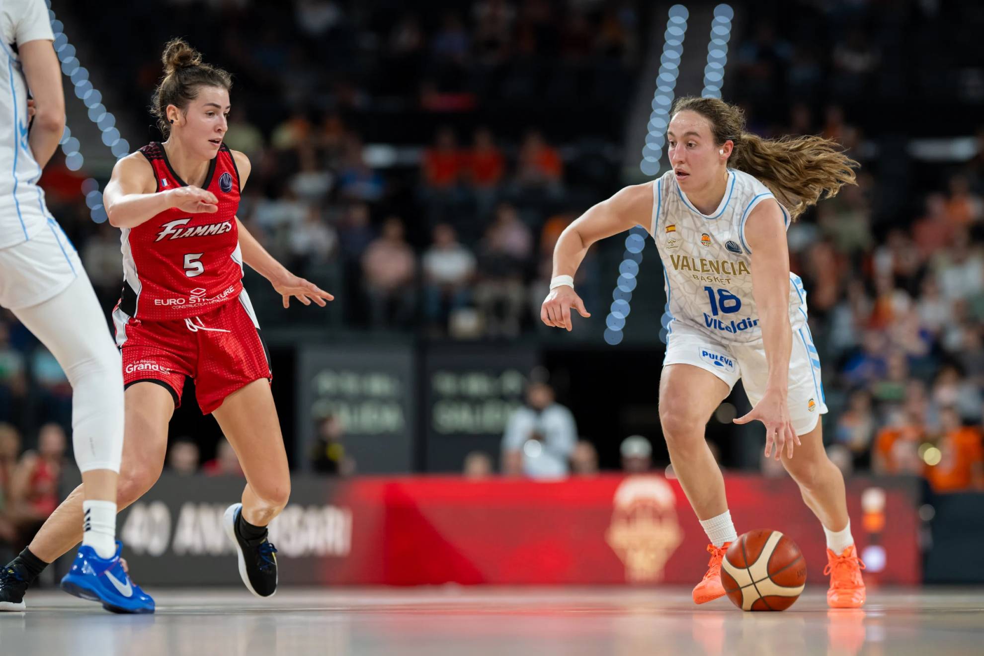 Alicia Flórez dirige un ataque del Valencia Basket. FIBA