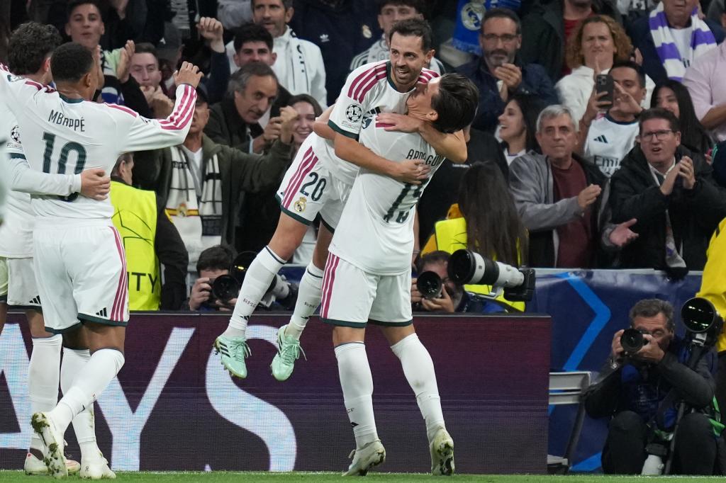 Bernardo Silva celebra su gol con Arda Güler.
