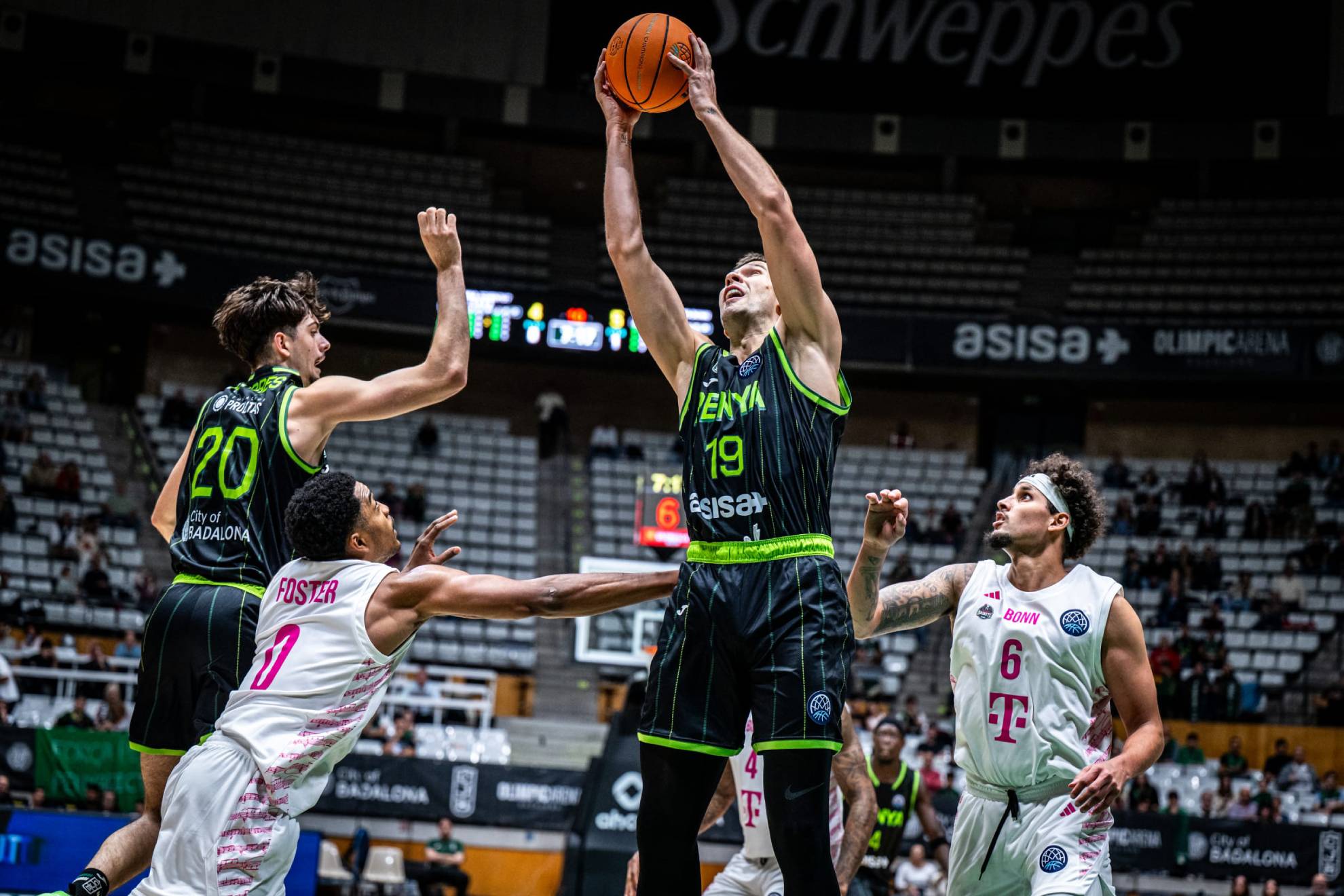 Emi Sulejmanovic atrapa un rebote en el partido ante el Telekom Bonn. FIBA