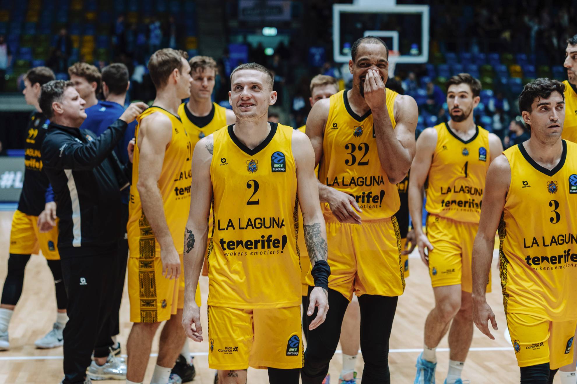 Los jugadores de La Laguna Tenerife se retiran tras la victoria. @CB1939Canarias