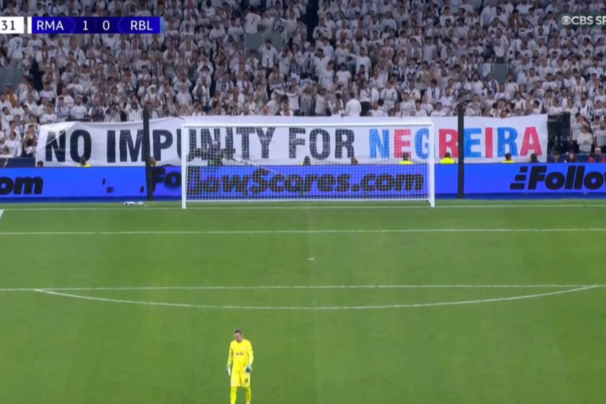 La pancarta en el Bernabéu denunciando el caso Negreira.