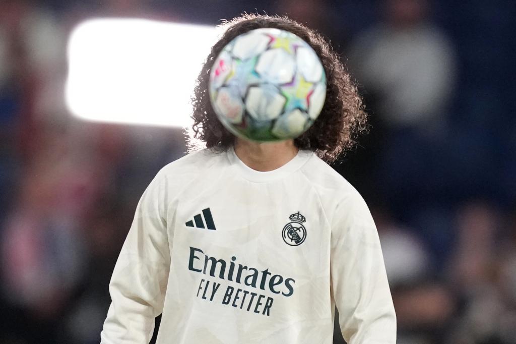 Cucurella durante el calentamiento antes del partido frente al Leipzig.