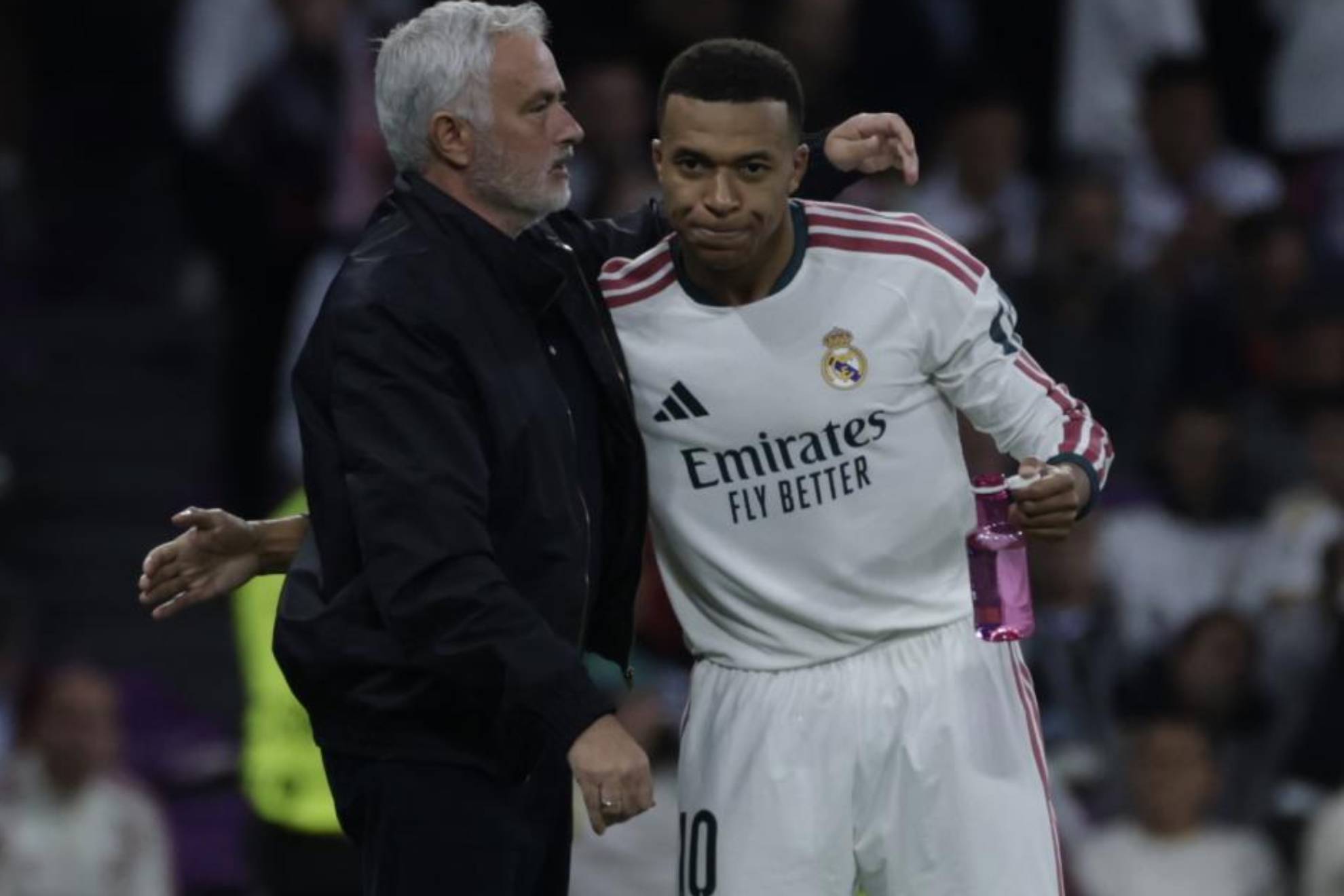Mourinho junto a Mbappé en el partido ante el Leipzig de esta noche. EFE