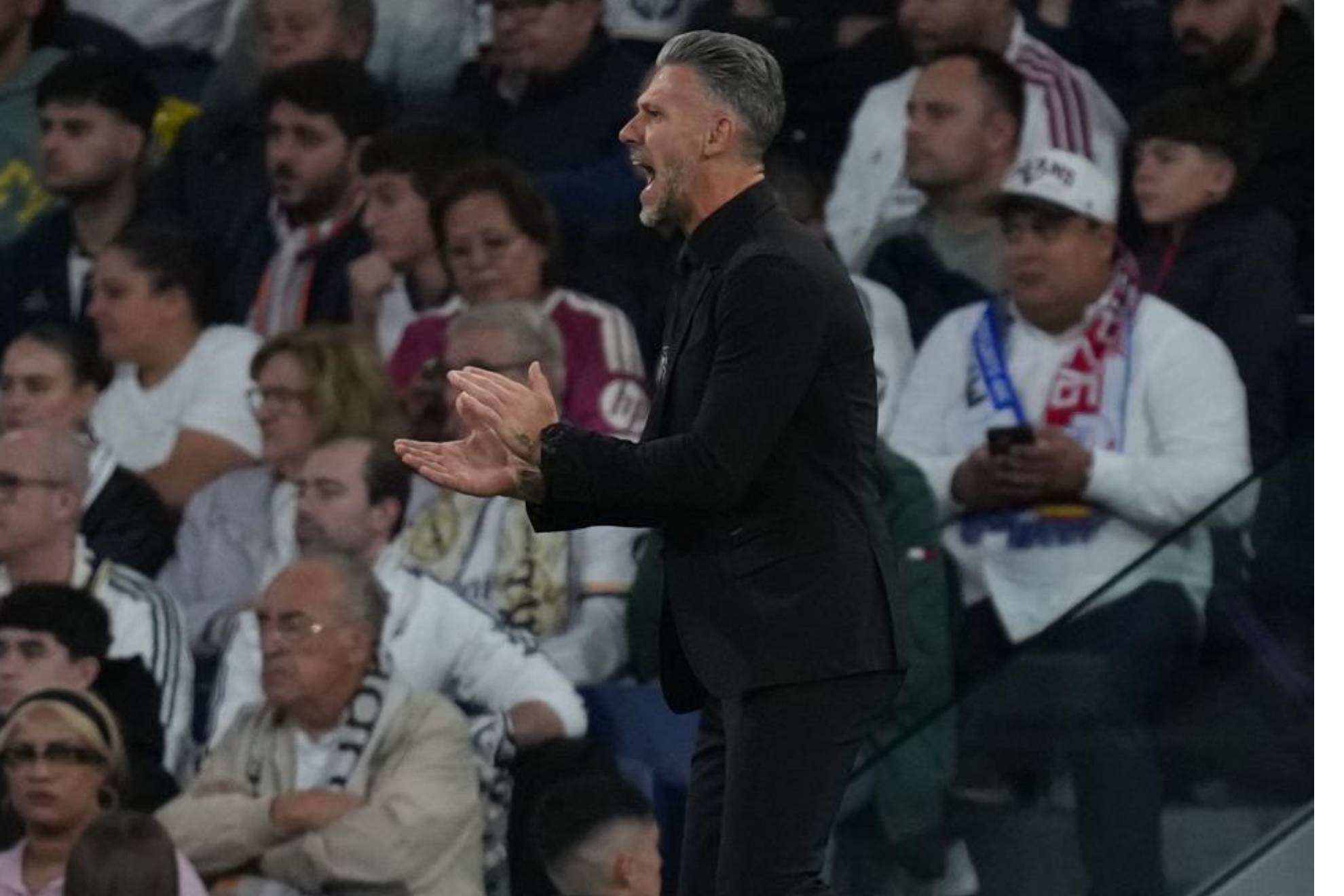 Martin Demichelis aplaude a sus jugadores en el Bernabéu. AP