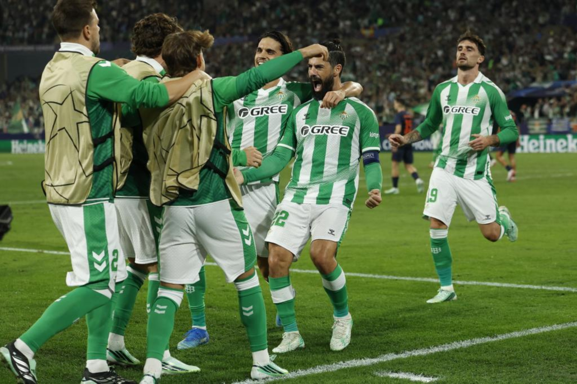 Isco celebra el gol que marcó con los compañeros. EFE