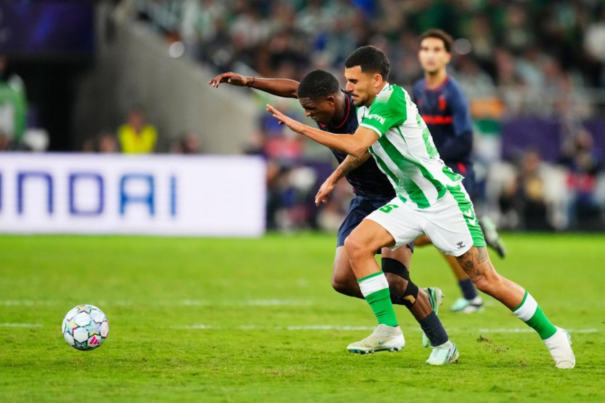 Ceballos pugna por un balón en el encuentro ante el Feyenoord. LAPRESSE