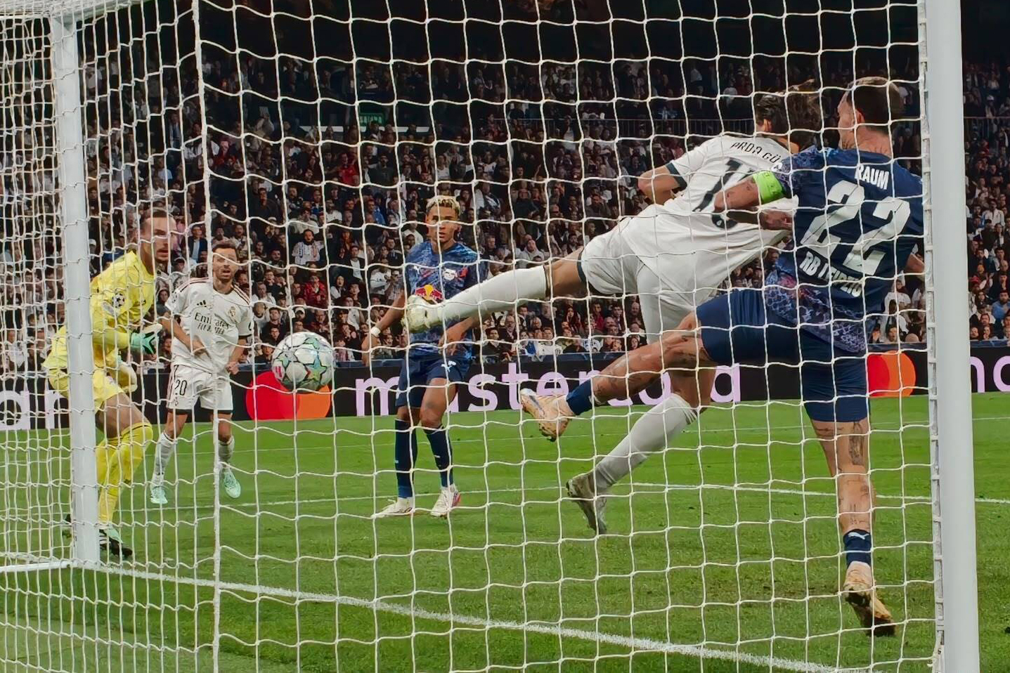 Momento en el que Arda Güler empuja el balón a gol tras un remate de Mbappé. Chema Rey