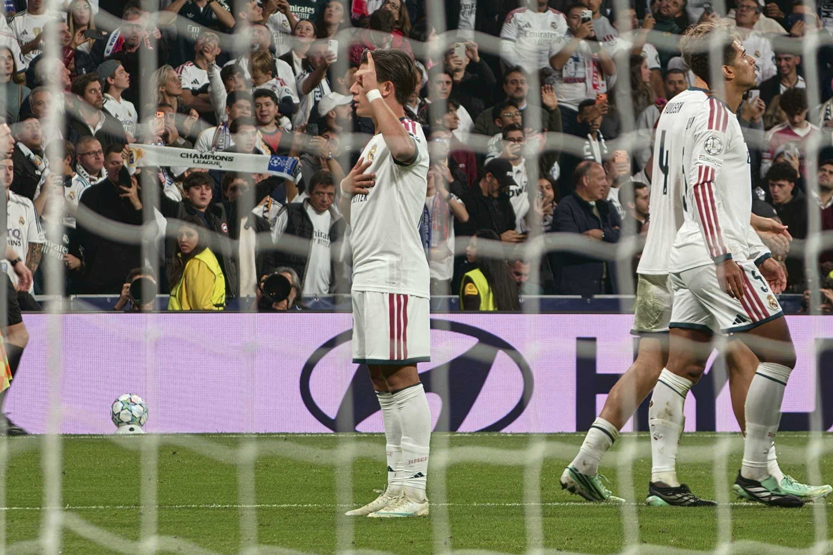 Güler se dirige a la afición tras marcar el 2-0 provisional en el Real Madrid-Leipzig. Chema Rey