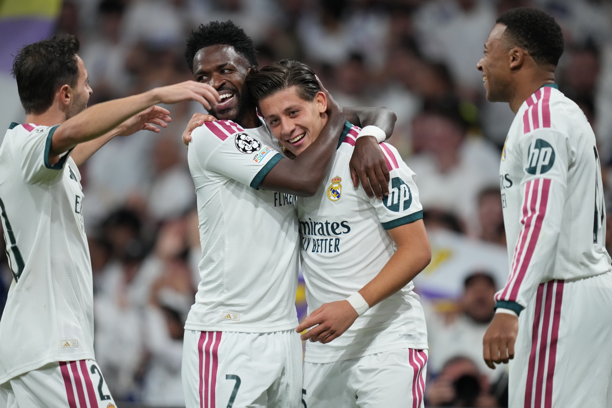 Vinicius, Bernardo y Mbappé felicita a Güler tras su gol. LAPRESSE