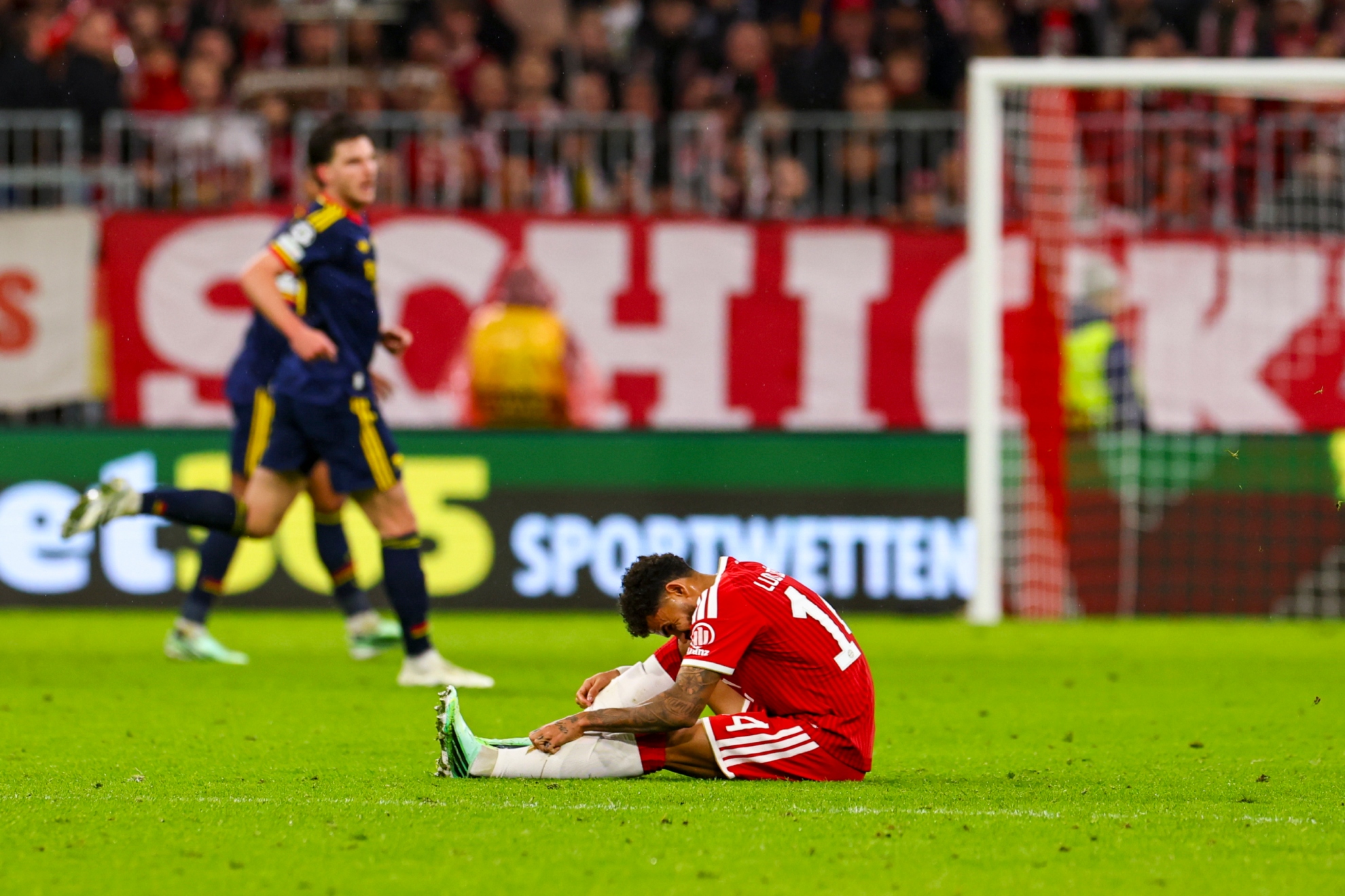 Alarma en el Bayern: Luis Díaz se retira con molestias físicas ante el Arsenal.