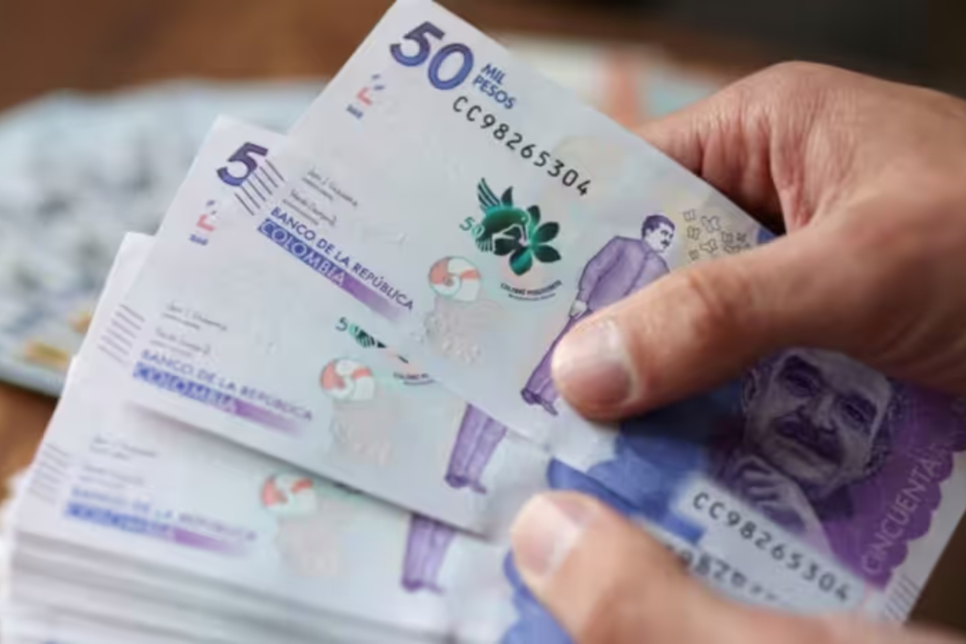 Salario mínimo 2027 en Colombia: proponen aumento de casi 40 % y subirlo a $ 2.400.000.