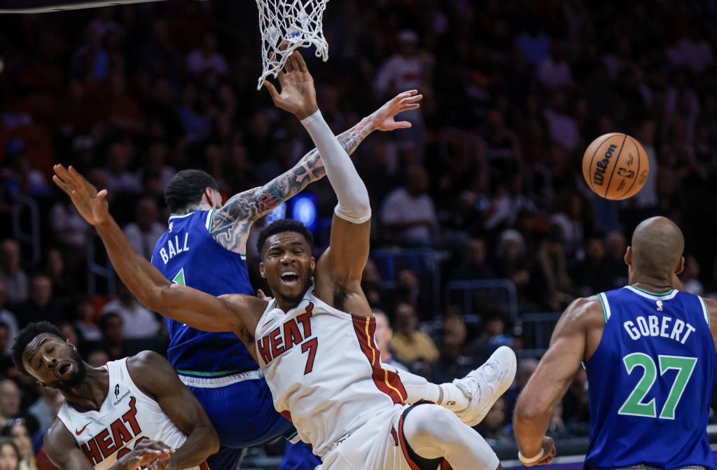 Giannis Antetokounmpo topa con LaMelo Ball. EFE