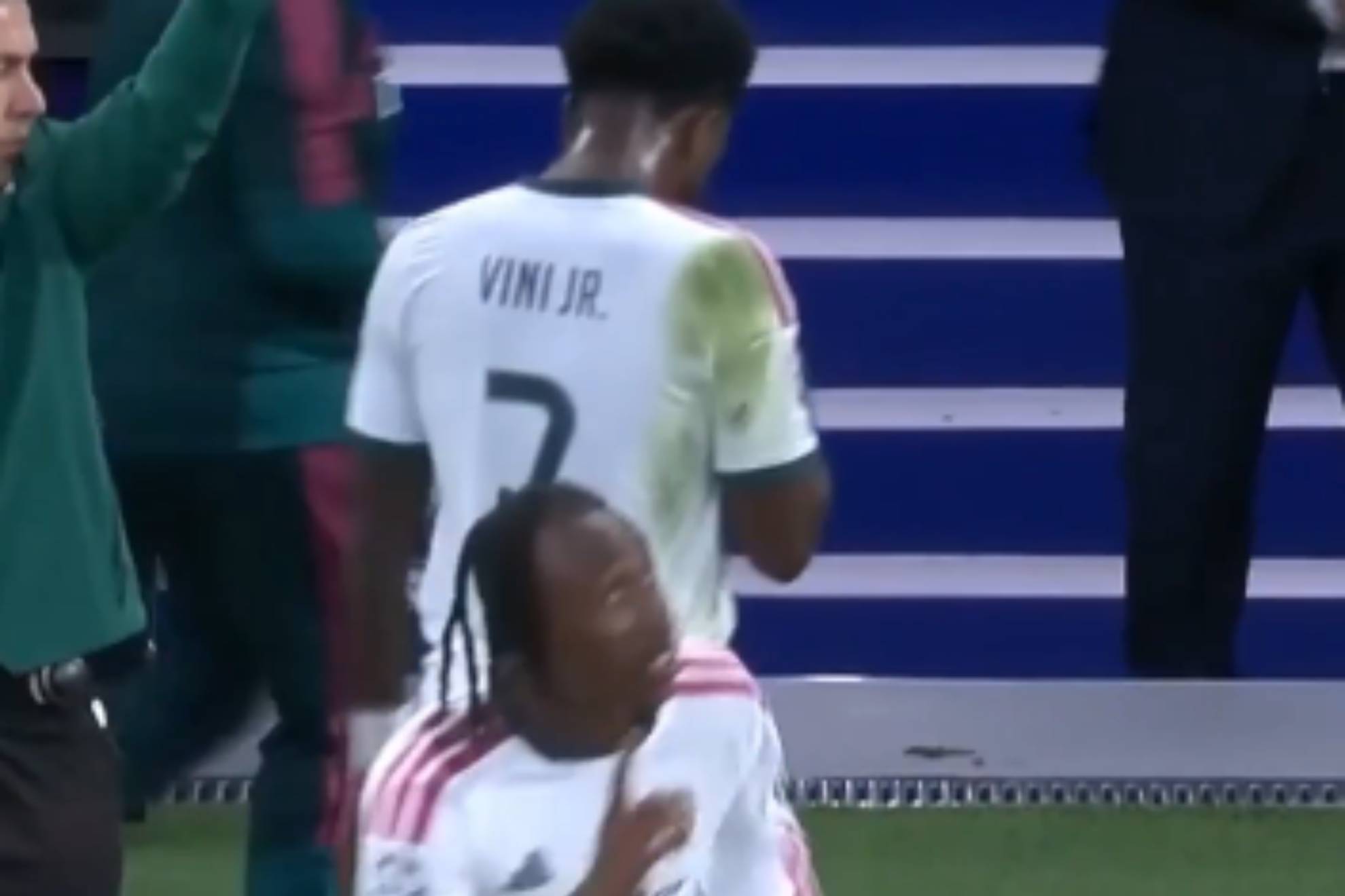 Mijatovic le muestra el camino al cabizbajo Vinicius en el Madrid tras el impacto de Diomande Movistar +