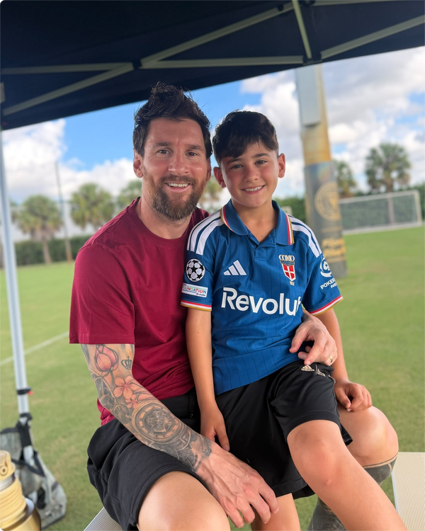 Ciro Messi con la camiseta del Como posando junto a su padre Leo Messi Instagram