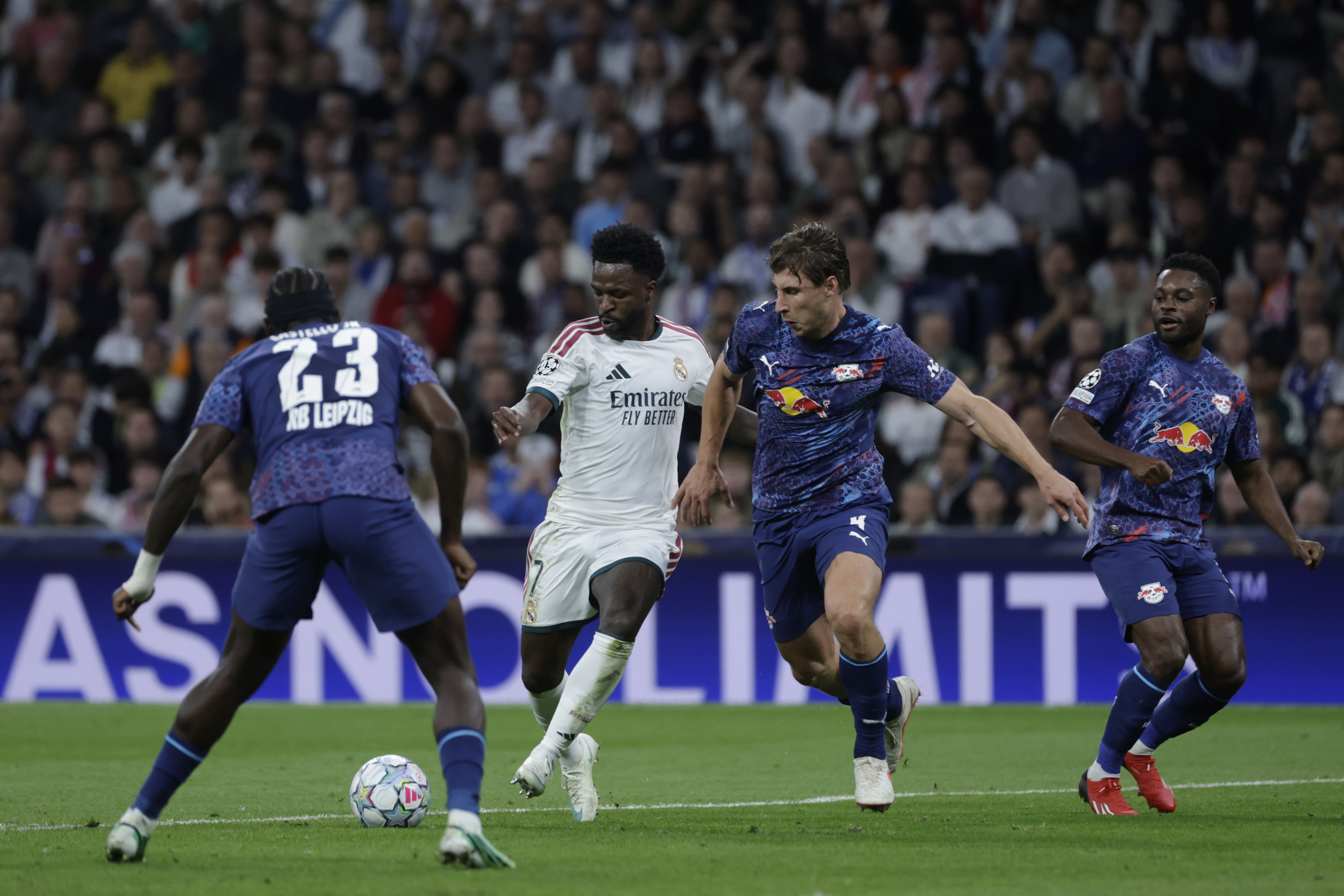 MADRID, 21/10/2026.- El delantero del Real Madrid Vinicius Junior (2-i), durante el partido de Liga de Campeones que Real Madrid y RB Leipzig disputan este miércoles en el estadio Santiago Bernabéu. EFE/Juanjo Martín EFE