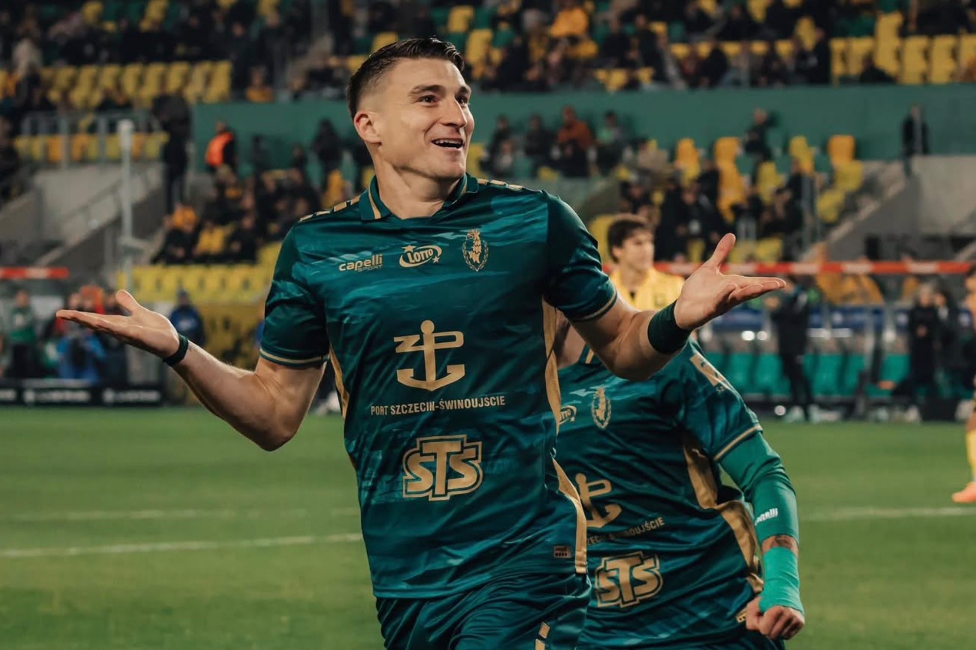 Jordi Sánchez celebrando un gol con el Pogon.