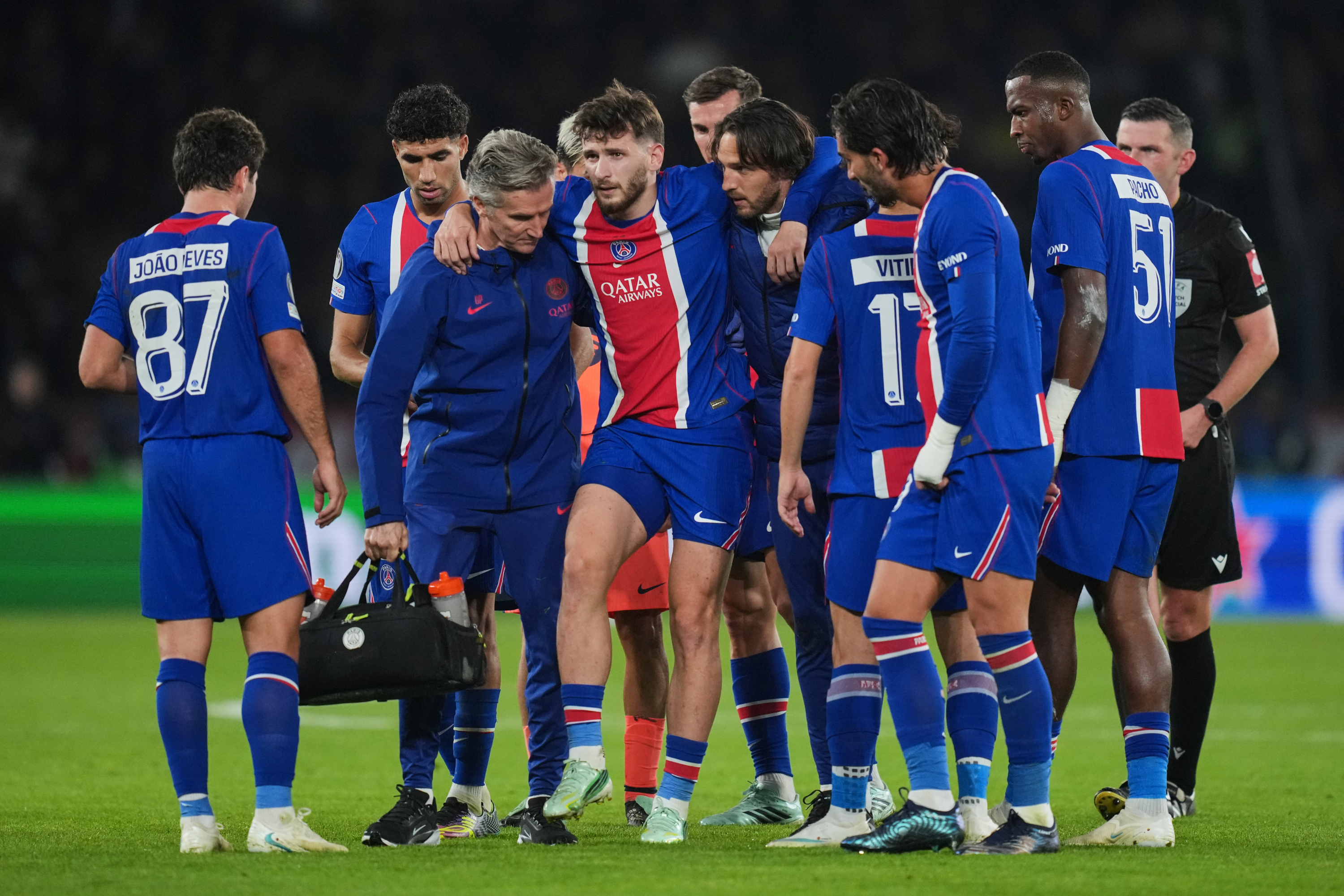 Kvaratskhelia, abandonando el campo junto al cuerpo médico del PSG AP Photo/Thibault Camus