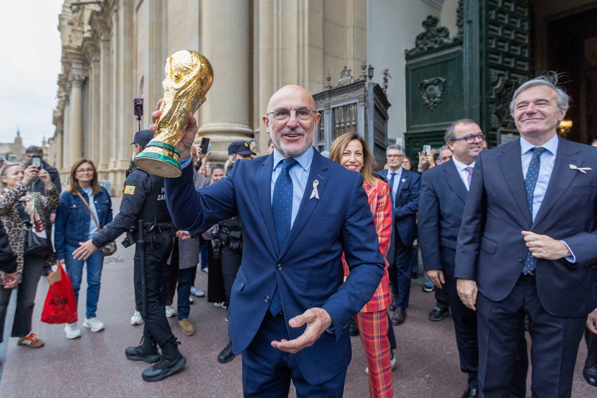 l seleccionador nacional Luis de la Fuente, con la copa del mundo, en Zaragoza. EFE