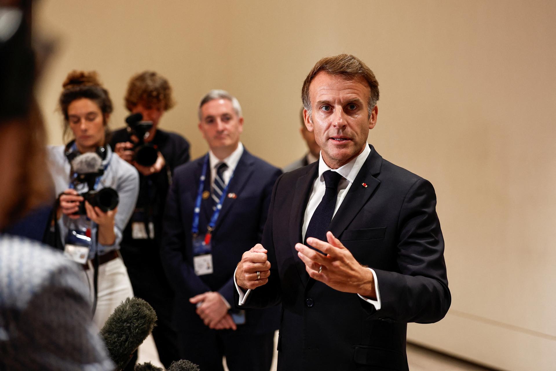 El presidente francés, Emmanuel Macron, atiende a los medios durante su reciente visita a Catar. EFE