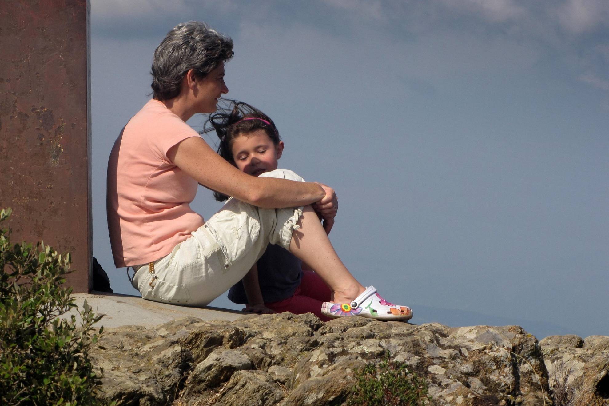 Abuela y nieta. PIXABAY