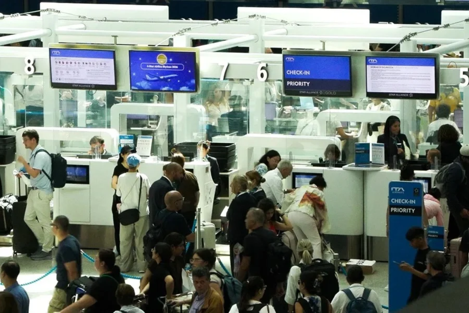 Imagen de archivo del aeropuerto de Fiumicino (Roma) en una jornada de controles. EFE