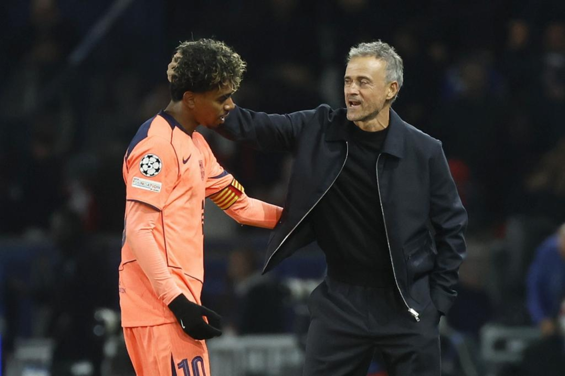 Luis Enrique saluda a Lamine Yamal. EFE