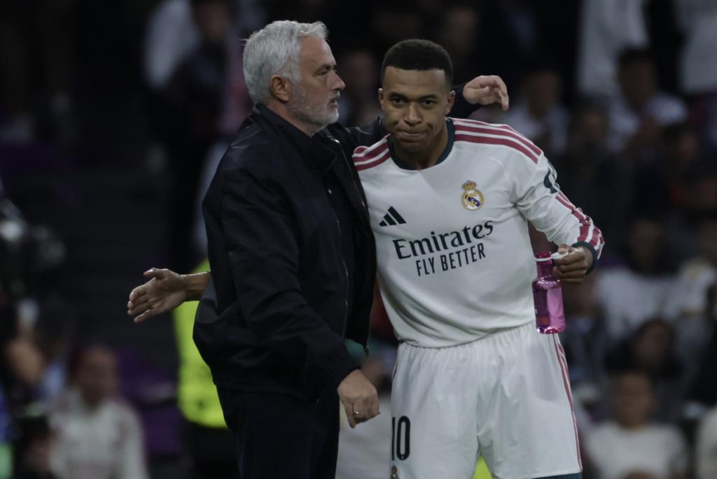 Mourinho felicita a Mbappé tras marcar frente al Leipzig.