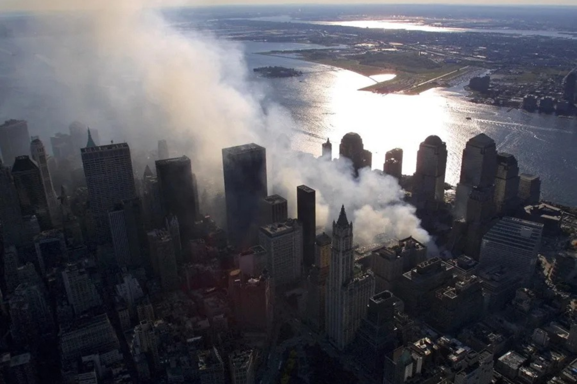 Fotografía de archivo que muestra el humo saliendo del World Trade Center el 15 de septiembre de 2001, en Nueva York (EE.UU.) EFE
