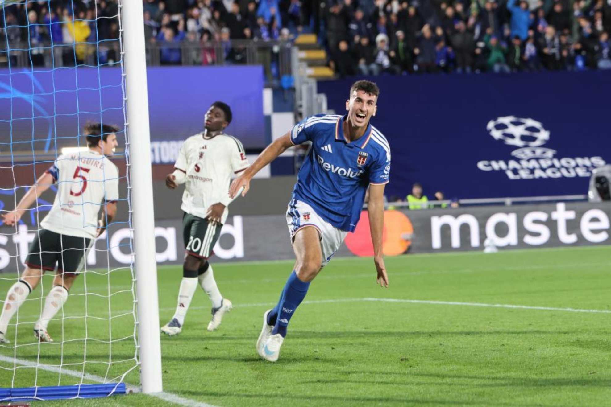 Jacobo Ramón celebra su gol al Manchester United en Champions. EFE