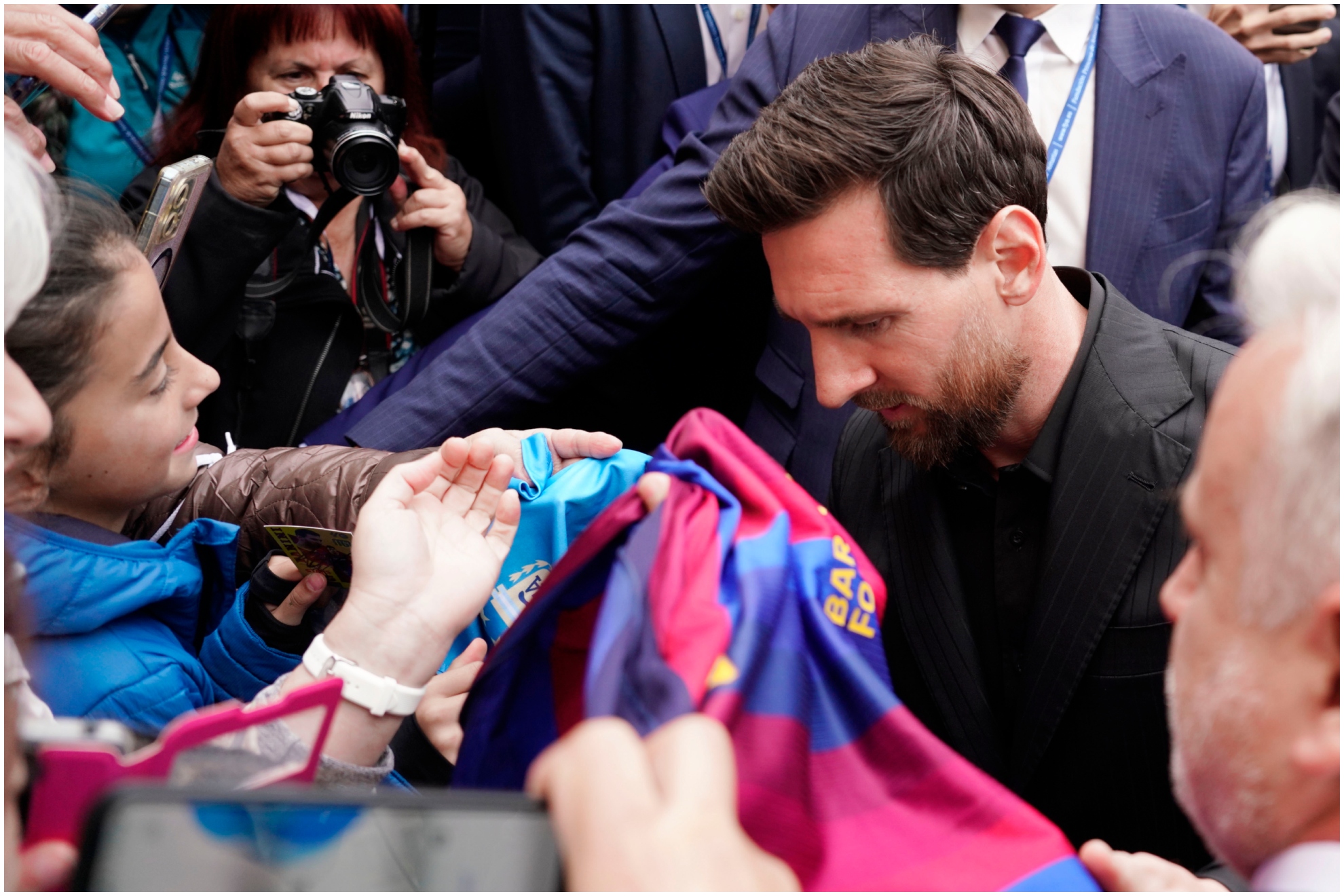Leo Messi atendiendo a los aficionados en Oviedo. Paco paredes