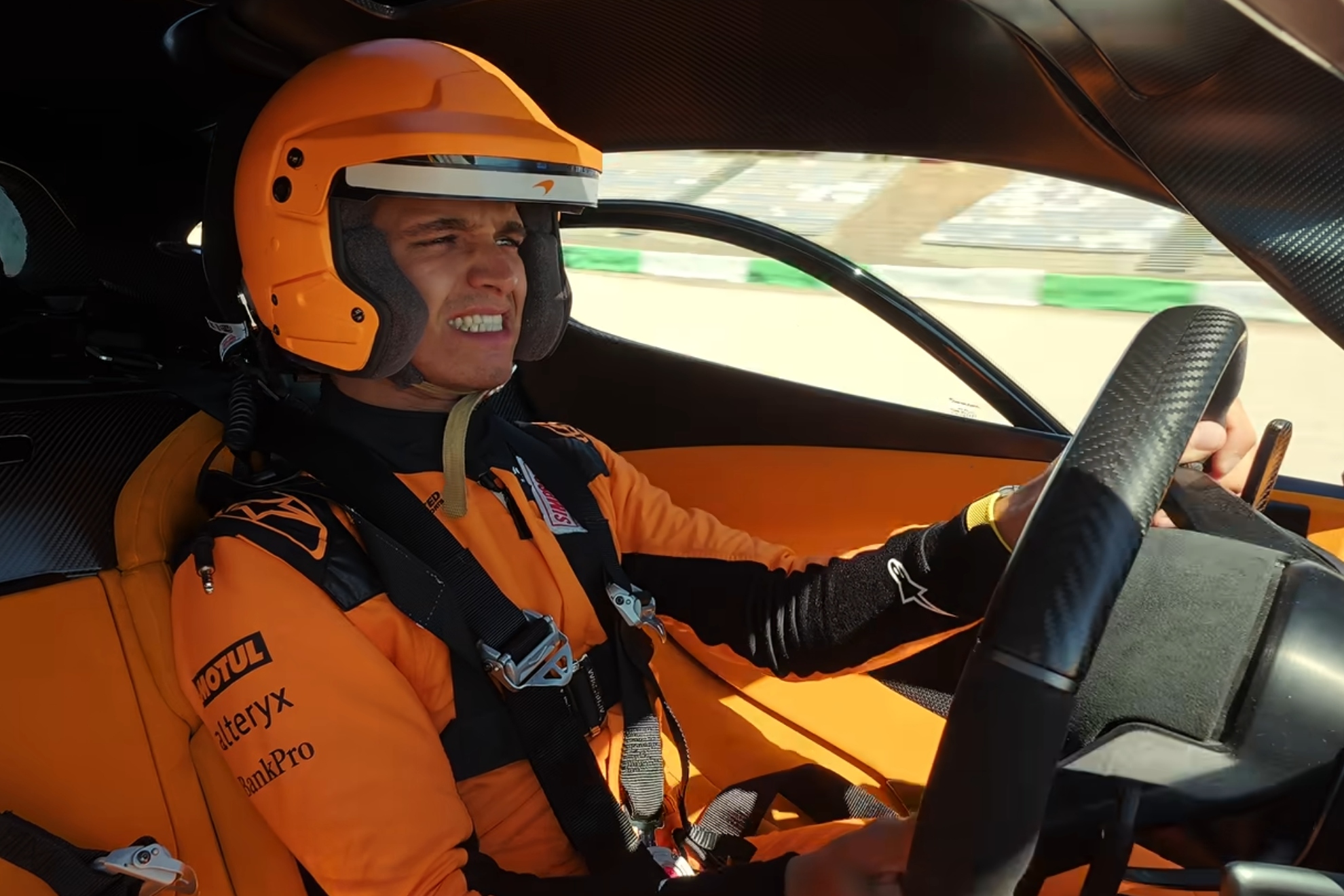 Lando Norris, exprimiendo el McLaren W1 en Portimao McLaren