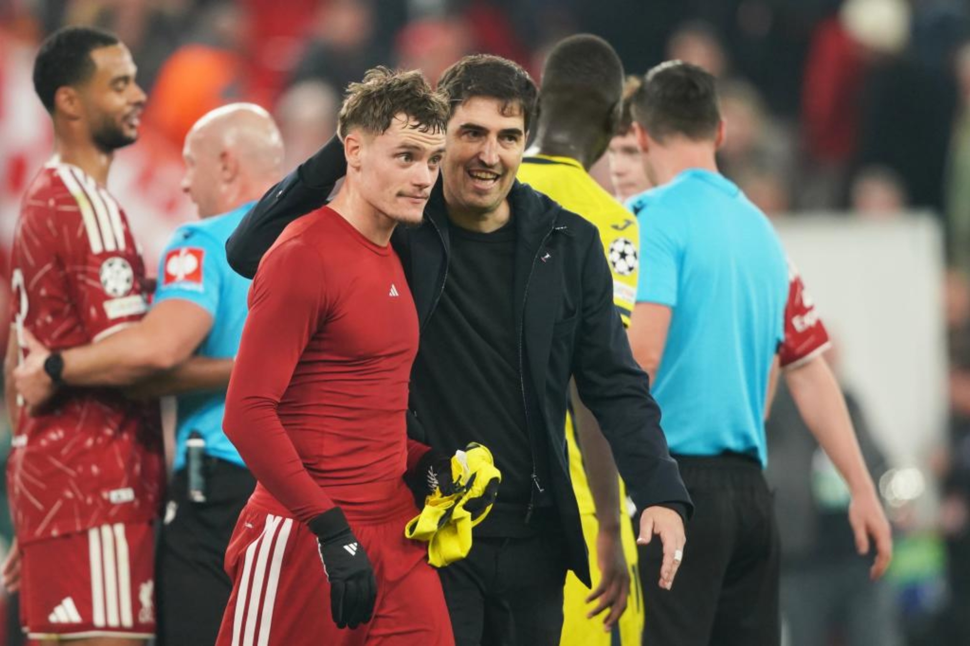 Andoni Iraola felicita a Florian Wirtz tras su gol al Villarreal. LAPRESSE