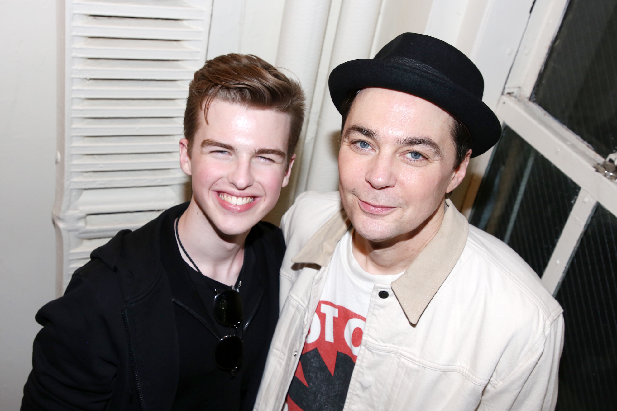 Iain Armitage y Jim Parsons. Getty