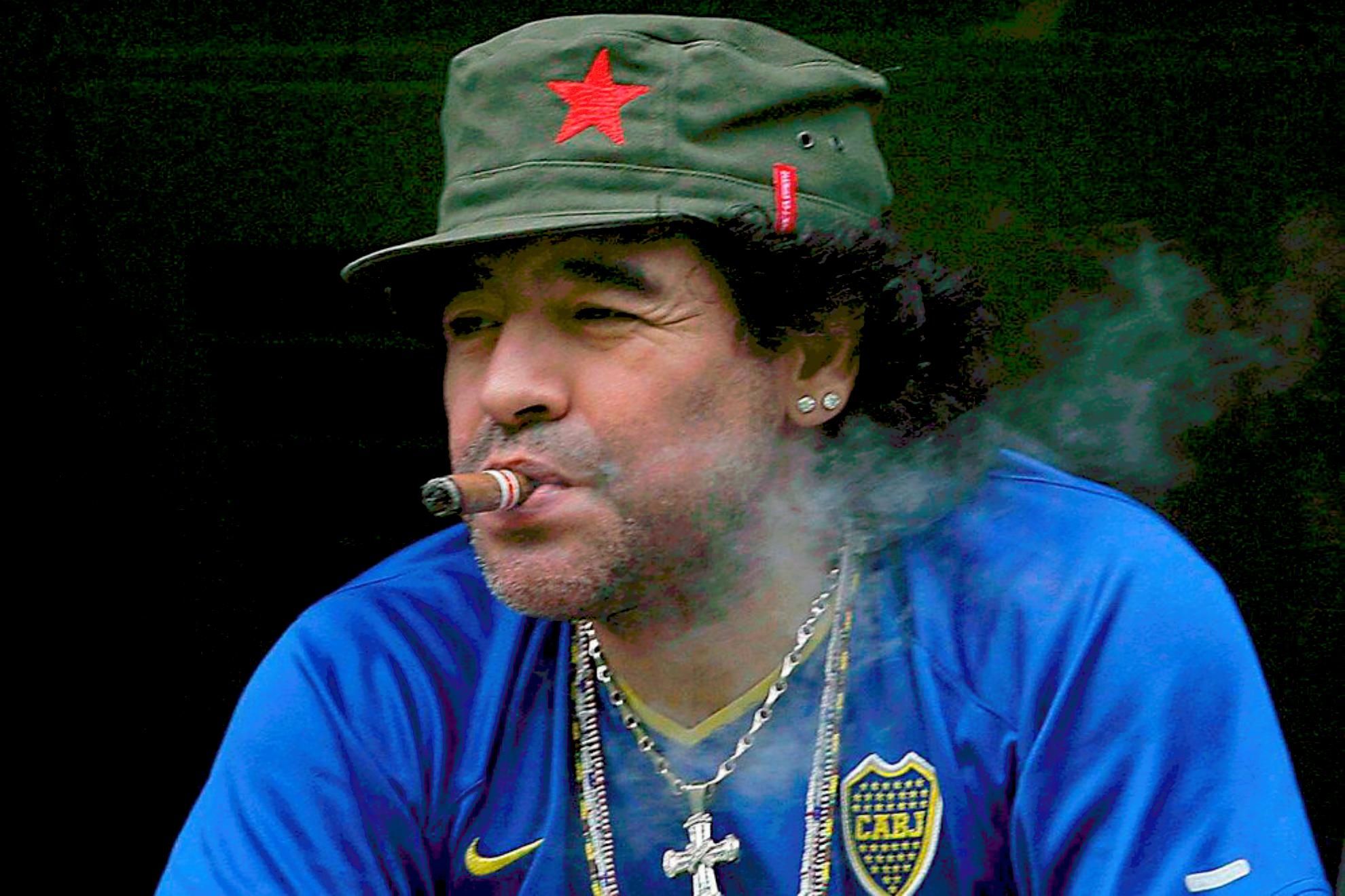 Fotografía de archivo de Diego Armando Maradona fumando un puro durante un partido de Boca Juniors. EFE
