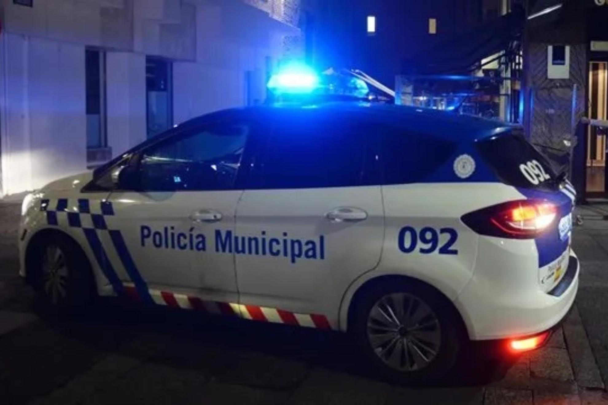 Fotografía de archivo de un coche patrulla de la Policía Municipal de Valladolid. EFE
