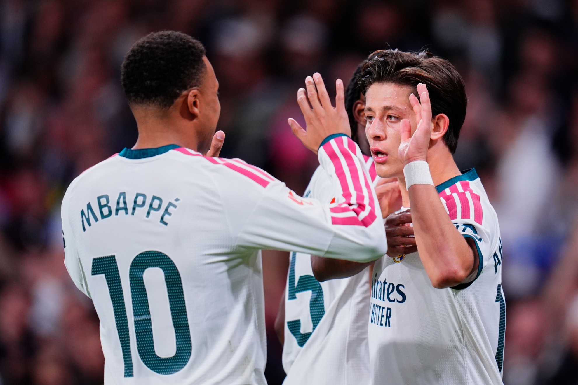 Mbappé y Güler celebran uno de los goles del Madrid al Leipzig. LAPRESSE